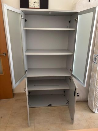 Mueble de oficina con puertas de cristal