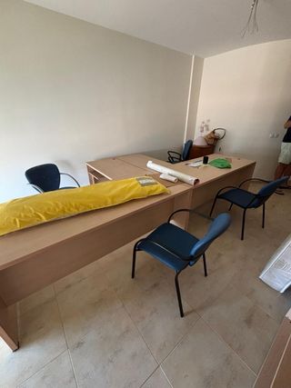 Mueble de oficina con puertas de cristal