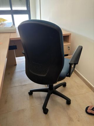 Mueble de oficina con puertas de cristal