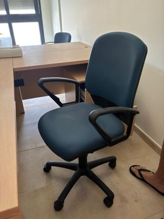 Mueble de oficina con puertas de cristal