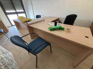 Mueble de oficina con puertas de cristal