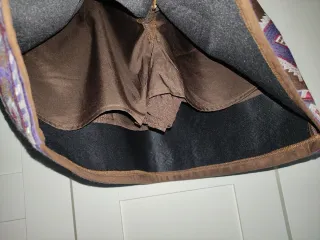 Falda marrón con bordado étnico