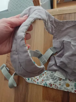 Mochila portabebés estampado floral