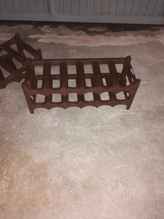 Botelleros de plástico marrón