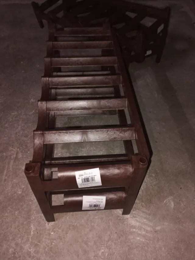 Botelleros de plástico marrón