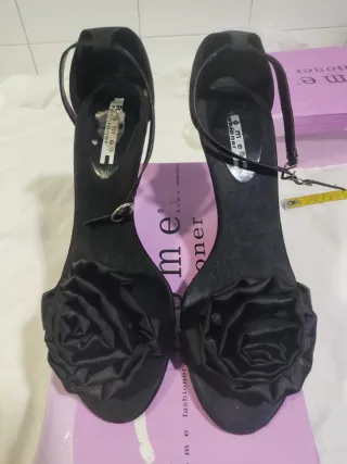Zapatos de fiesta morados y otros negros