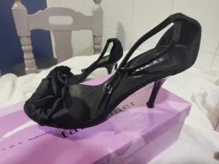 Zapatos de fiesta morados y otros negros