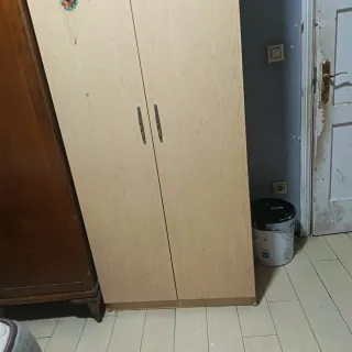 Dos armarios de madera marrones