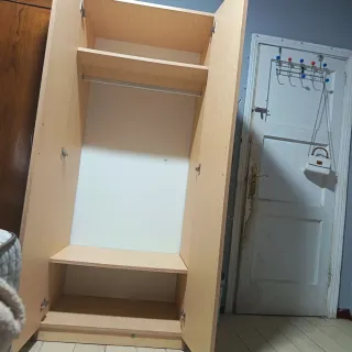 Dos armarios de madera marrones