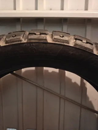 Neumáticos CST 90/90-21 y 140/70-18. CASI NUEVOS