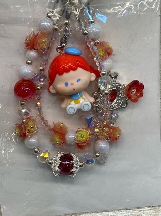 Llavero con figura de niña y abalorios