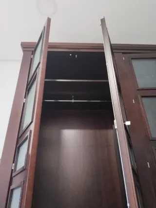 Armario de madera y cristal