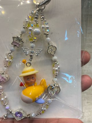 Llavero con figura de niño en avión