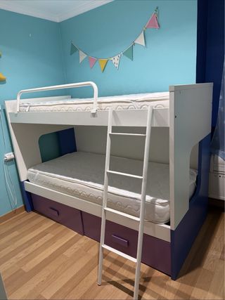 Litera blanca con cajones y escalera