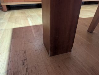 Mesa de comedor de madera + Sillas acolchadas