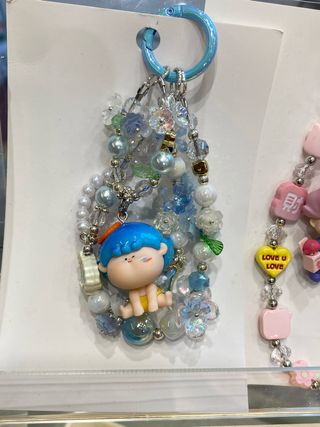 Llavero con figura de niña y abalorios