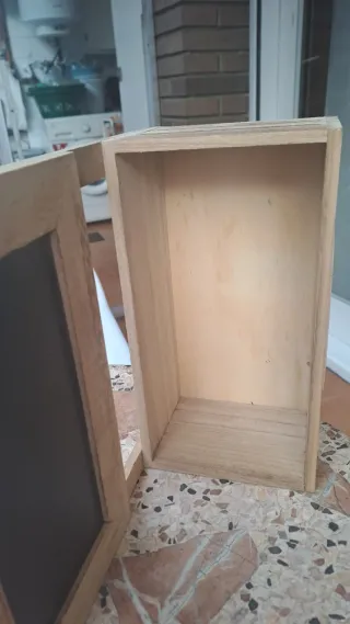 Caja de madera decorativa con pizarra