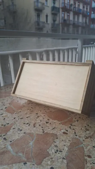 Caja de madera decorativa con pizarra