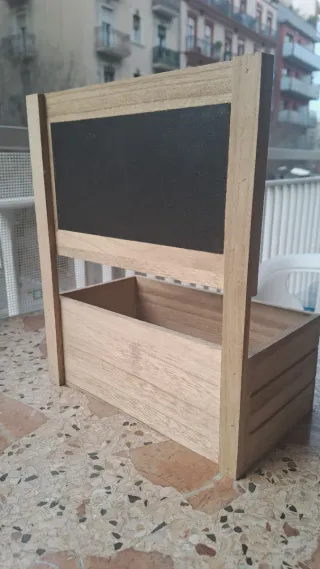 Caja de madera decorativa con pizarra