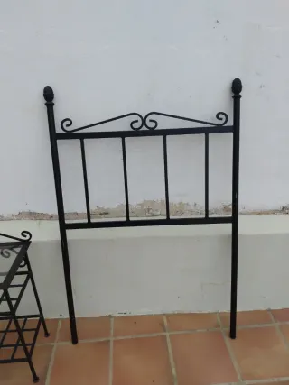 2 cabeceros 90cm y mesita auxiliar hierro