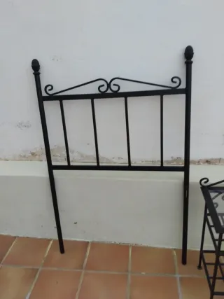 2 cabeceros 90cm y mesita auxiliar hierro