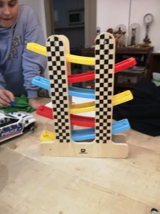 Pista de coches de madera con 6 coches