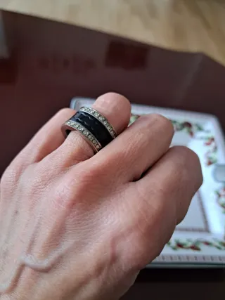 Anillo cuero negro con detalles plateados