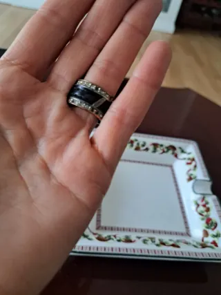 Anillo cuero negro con detalles plateados