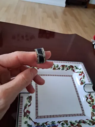 Anillo cuero negro con detalles plateados