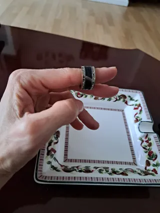 Anillo cuero negro con detalles plateados