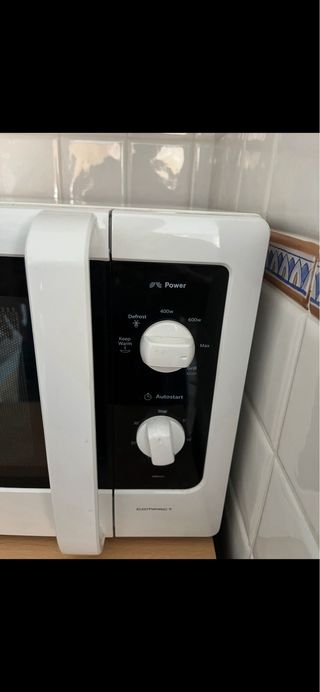 Forno a microonde bianco