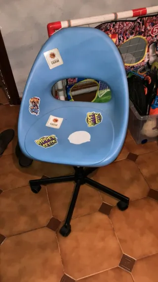 Silla de escritorio azul con ruedas