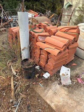 Tejas y ladrillos antiguos y nuevos