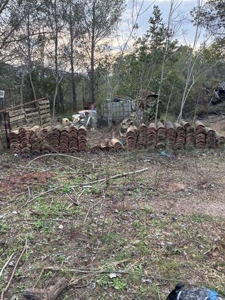 Tejas y ladrillos antiguos y nuevos