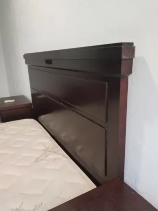 Cabecero y mesitas de noche de madera maciza.