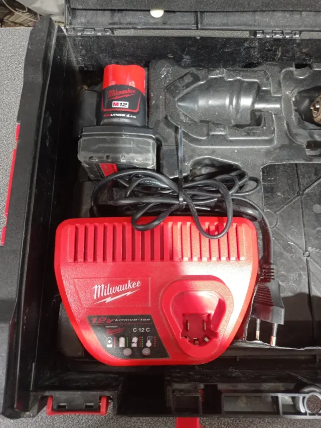 Taladro Percutor Milwaukee + 2 Baterías