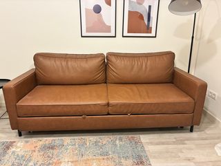 Sofá de piel marrón