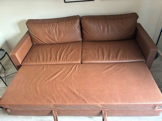 Sofá de piel marrón