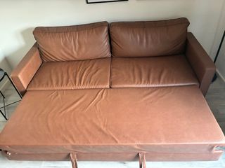 Sofá de piel marrón