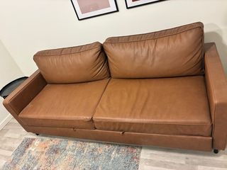 Sofá de piel marrón