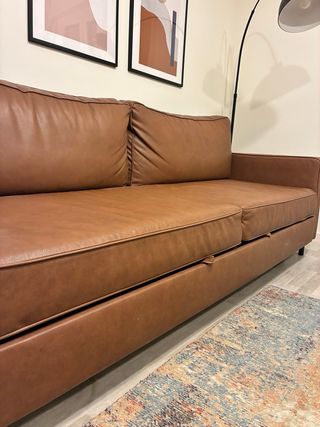 Sofá de piel marrón