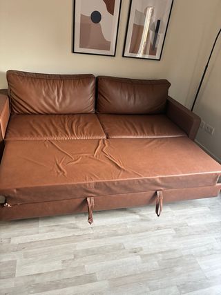 Sofá de piel marrón
