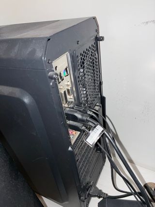 Ordenador Torre y Pantalla Negro