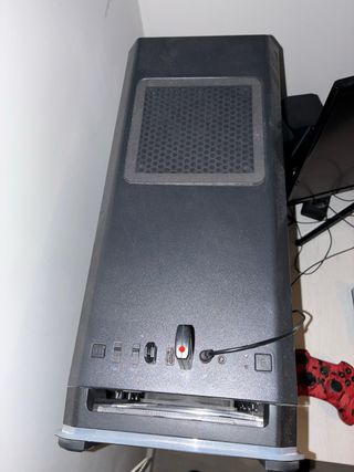 Ordenador Torre y Pantalla Negro