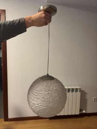 Lámpara de salón esfera cristal y metal.