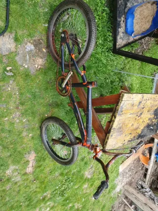 Bicicleta BMX Negra y Roja