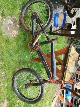 Bicicleta BMX Negra y Roja