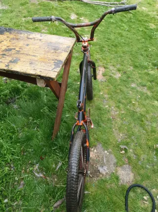 Bicicleta BMX Negra y Roja