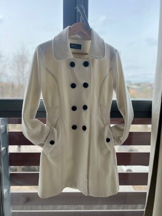 Abrigo blanco estructurado tipo paño polar