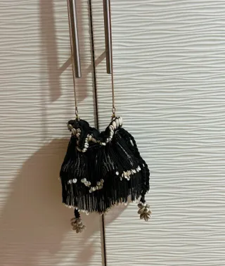 Bolso Zara negro conchas y abalorios